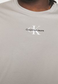 Calvin Klein Jeans Plus MONOLOGO TEE - Basic T-shirt - porpoise