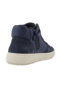 Scarpa alta blu navy con finitura in pelle liscia e tessuto, dotata di cerniera laterale e cinturino in Velcro. Suola spessa in gomma bianca.