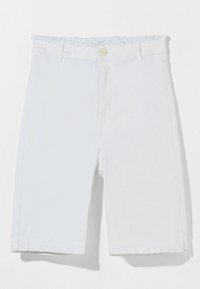 Pantalones cortos de mezclilla blanca con una cinturilla deshilachada, cierre con cremallera y dobladillo cosido. La tela tiene una textura suave con un diseño limpio y sencillo.