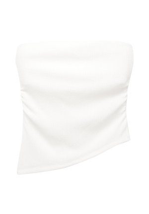 Witte strapless top van een textuurstof, met een asymmetrisch ontwerp en geplooide details aan één kant.