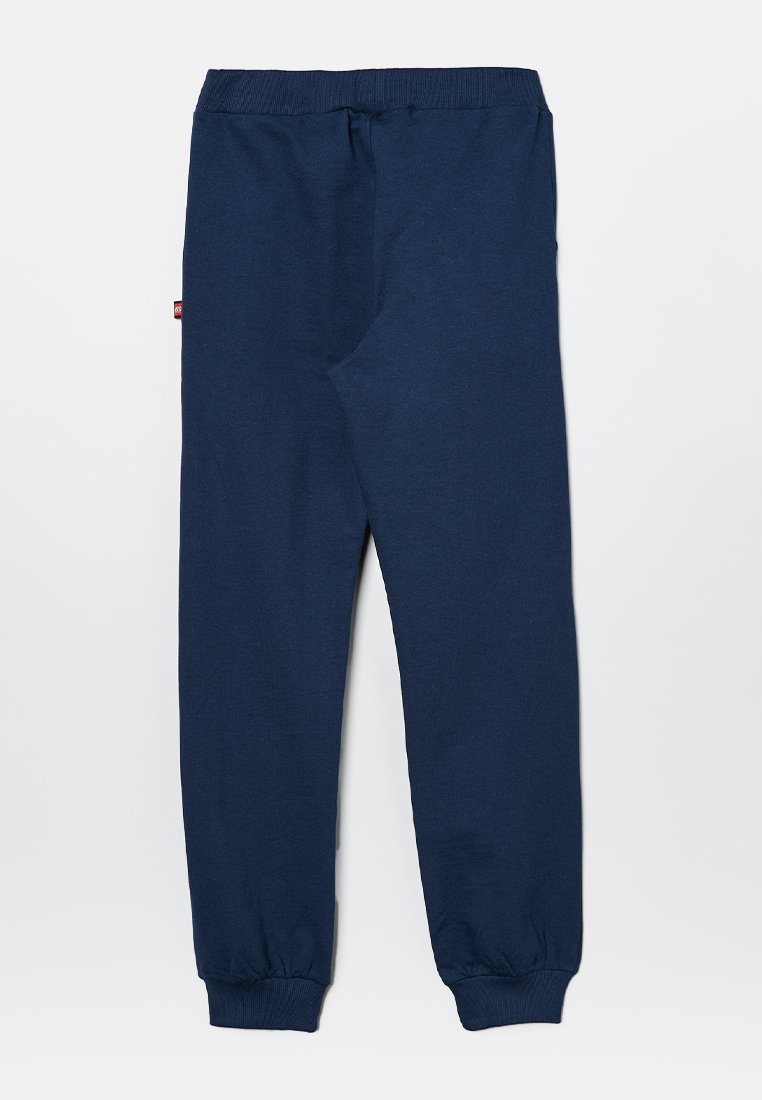 Marineblaue Baumwoll-Sweatpants mit elastischem Bund, schmal zulaufenden Beinen und einem kleinen Logotag an der Seite. Glatte Textur, lässiges Design.