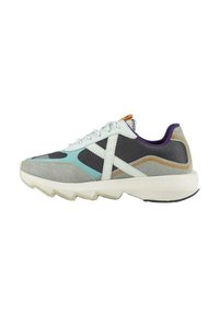 Sneaker con una toma grigia e menta, caratterizzata da pannelli in mesh, un design a zigzag bianco e una suola spessa bianca con dettagli neri.