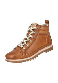 Bota alta de cuero marrón con ojales de metal, cordones crema y una suela de goma texturizada con un diseño de banda de rodadura.