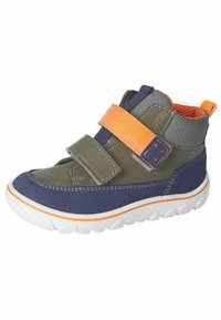 Veterschoen met klittenbandsluiting in olijfgroen en marineblauw. Rubberen zool met witte en oranje accenten. Bovenwerk van mesh met textuurdetails. Korte enkelhoogte.