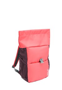 Rucksack mit Rollverschluss in leuchtendem Pink und dunklem Lila. Hergestellt aus strapazierfähigem Material mit grauem Schnallenverschluss und Netztaschen an den Seiten.