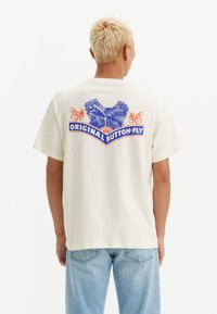 Levi's® RELAXED FIT - T-shirts med print - archival egret