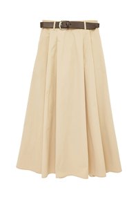 Falda midi en línea A beige con pliegues y un cinturón de cuero marrón con hebilla plateada.