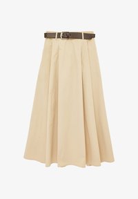 Falda midi en línea A beige con pliegues y un cinturón de cuero marrón con hebilla plateada.