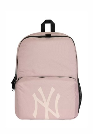 Zaino rosa chiaro con cerniere nere, maniglia superiore, tasca laterale in rete e grande logo stilizzato "NY" sulla tasca frontale.