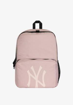 Zaino rosa chiaro con cerniere nere, maniglia superiore, tasca laterale in rete e grande logo stilizzato "NY" sulla tasca frontale.