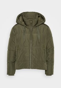 Olijfgroene gewatteerde jas met capuchon, voorrits, trekkoorden en twee ritszakken aan de zijkant, ontworpen voor koud weer.