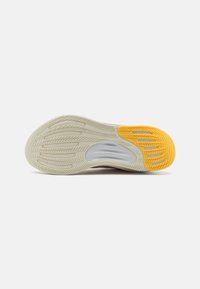 adidas Performance SUPERNOVA STRIDE - Zapatillas running asfalto - putty mauve/zero metallic/spark