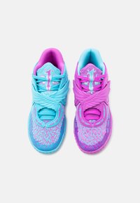 Αντίθετα αθλητικά παπούτσια με λουριά σε σχήμα φτερού, το ένα σε μπλε/ροζ και το άλλο σε ροζ/μπλε, με υφασμάτινα σχέδια και τον αριθμό "1" στις γλώσσες.