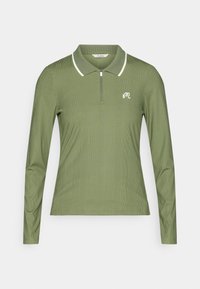Olīvu zaļš garām piedurknēm polo krekls ar rāvējslēdzēja apkakli, ribotām tekstūrām un baltām akcentu līnijām; uz krūšu ir neliels logo.