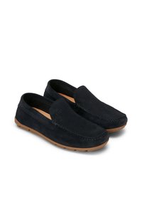 Dunkelblaue Wildleder-Slipper mit Gummisohle, die über Nähte und ein Logo an der Seite verfügen. Glatte Textur und minimalistisches Design.