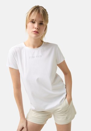 T-shirt blanc à manches courtes avec un col rond et un logo "FIRE+ICE" dans un motif subtil centré sur la poitrine, fabriqué dans un tissu lisse.