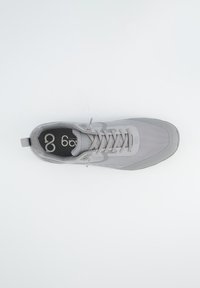 Chaussure de sport grise avec une tige en mesh et un design à lacets. Dotée d'un col rembourré et d'une semelle texturée. L'intérieur comprend un logo sur la semelle intérieure.