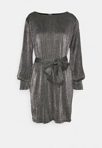 Glittrande svart klänning med långa puffärmar, bältad i midjan. Har ett texturerat tyg med metalltrådar och en rund halsringning.