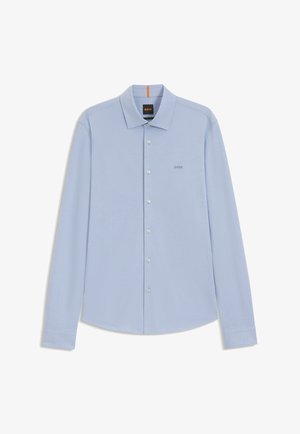 Svijetlopliva košulja dugih rukava napravljena od mekanog materijala s oštrim ovratnikom, prednjim dugmadi i malim logotipom u boji koja se podudara.