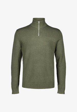 Olivgrüner Herrenpullover mit langen Ärmeln, hohem Kragen und kurzem silberfarbenem Reißverschluss in der vorderen Mitte.