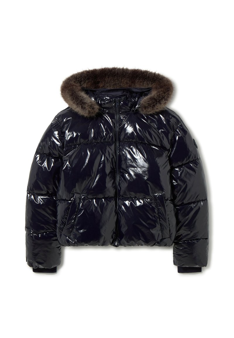 Chaqueta de plumas azul marino con un acabado brillante y acolchado, que cuenta con una capucha desmontable de piel sintética marrón y puños elásticos. Cierre frontal con cremallera y bolsillos.