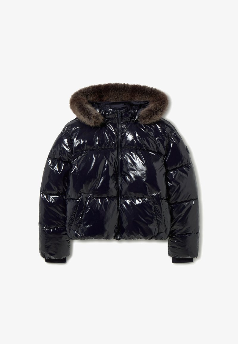 Chaqueta de plumas azul marino con un acabado brillante y acolchado, que cuenta con una capucha desmontable de piel sintética marrón y puños elásticos. Cierre frontal con cremallera y bolsillos.