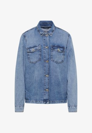 Lyseblå denimjakke med lange ærmer, knaplukning foran, krave og to brystlommer med knap.