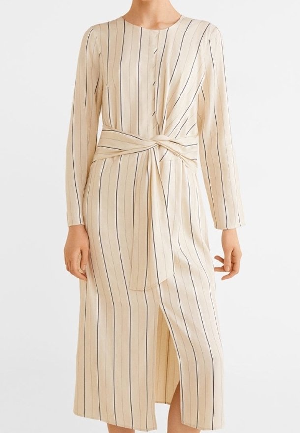 Robe midi beige à manches longues avec des rayures noires verticales, un col rond et une ceinture nouée torsadée à la taille avec une fente à l'avant.