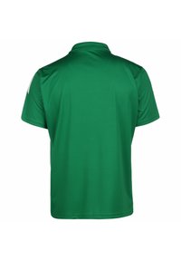 Polo verde a maniche corte realizzato in tessuto morbido. Presenta un colletto classico e accenti bianchi sulle spalle, con un design semplice e pulito.