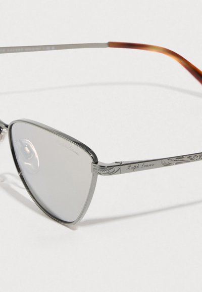 Γυαλιά ηλίου Ralph Lauren με φακούς γκρι σε σχήμα γατίσιου ματιού, ασημένιο μεταλλικό σκελετό και καφέ άκρες με μοτίβο χελώνας· διαθέτουν χαραγμένες λεπτομέρειες στους βραχίονες.