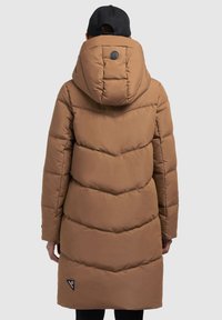 Gepolsterter brauner Parka mit Chevron-Muster, Kapuze, Logo-Patch auf dem Rücken und einer schlanken Passform, die bis zur Mitte des Oberschenkels reicht. Strukturierten Stoff.