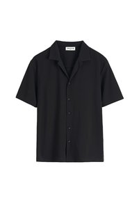 Chemise noire à manches courtes avec col, affichée à plat avec cinq boutons visibles sur le devant et une étiquette de marque à l'intérieur du col.