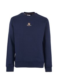 Granatowy sweter wykonany z miękkiego materiału, z okrągłym dekoltem i ściągaczami, z złotym logo na klatce piersiowej oraz kraciastą podszewką.
