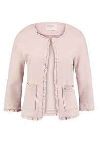 Chaqueta rosa clara con tejido texturizado, cuello redondo, bordes con volantes y dos bolsillos de parche en la parte delantera. Presenta mangas largas.