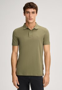 Olijfgroene polo-shirt van glad katoen, met een twee-knopen sluiting en een klein geborduurd merkembleem op de borst. Korte mouwen.