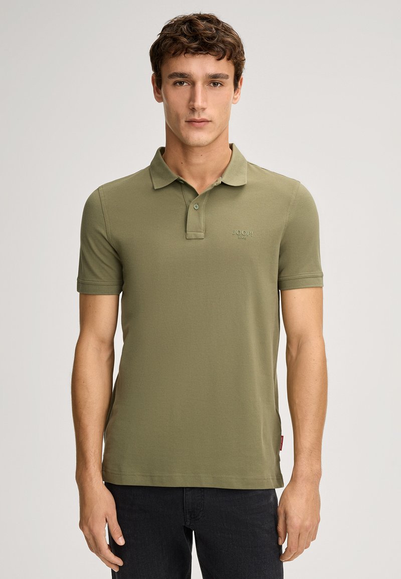 Olijfgroene polo-shirt van glad katoen, met een twee-knopen sluiting en een klein geborduurd merkembleem op de borst. Korte mouwen.