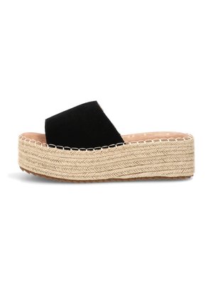 Sandalia tipo slide negra con puntera abierta, suela plataforma beige gruesa tejida y detalle de costura en ángulo a lo largo del borde.