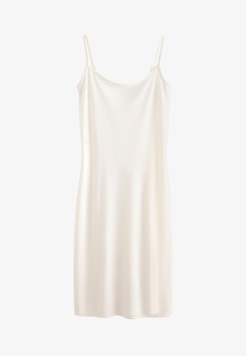 Robe nuisette en satin blanc avec fines bretelles spaghetti réglables et une silhouette lisse et fluide.