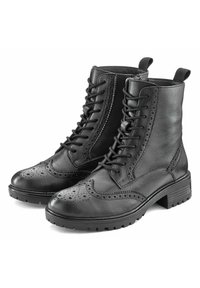 Botas de tobillo de cuero negro con un diseño brogue, puntera redondeada y cordones en la parte delantera. Acabados texturizados y un tacón bajo apilado completan el look.