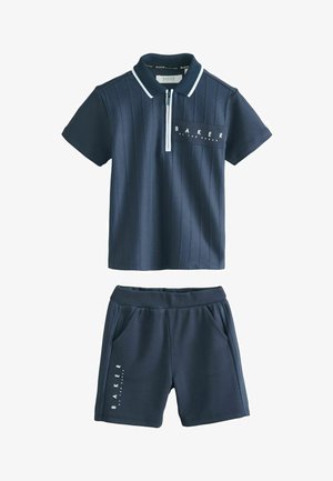 Ensemble deux pièces bleu marine comprenant un polo à col, manches courtes, fermeture éclair et tissu à motifs, accompagné d'un short assorti avec poches latérales.