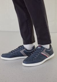 Não selecionado, navy blazer