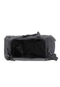 Musta duffel-laukku, joka on valmistettu kestävästä kankaasta. Varustettu vetoketjulla avautuvalla suulla, tilavalla sisäosalla ja tukevilla kantokahvoilla.