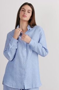 Lichtblauw, lang-sleeve blouse van een lichte stof met subtiele verticale strepen, voorzien van een klassieke kraag en één borstzak.