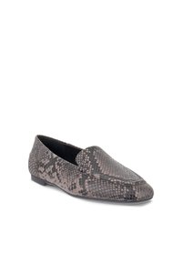 Une seule chaussure plate type mocassin à motif peau de serpent gris et noir avec un bout arrondi et un petit talon sur fond blanc.