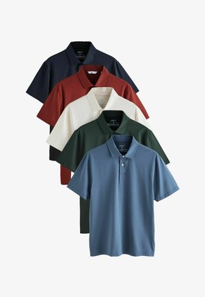 Öt közepes méretű, laza fazonú polóing kék, sötétzöld, krémszínű, rozsdabarna és tengerészkék színekben, egymásra rétegezve elrendezve.