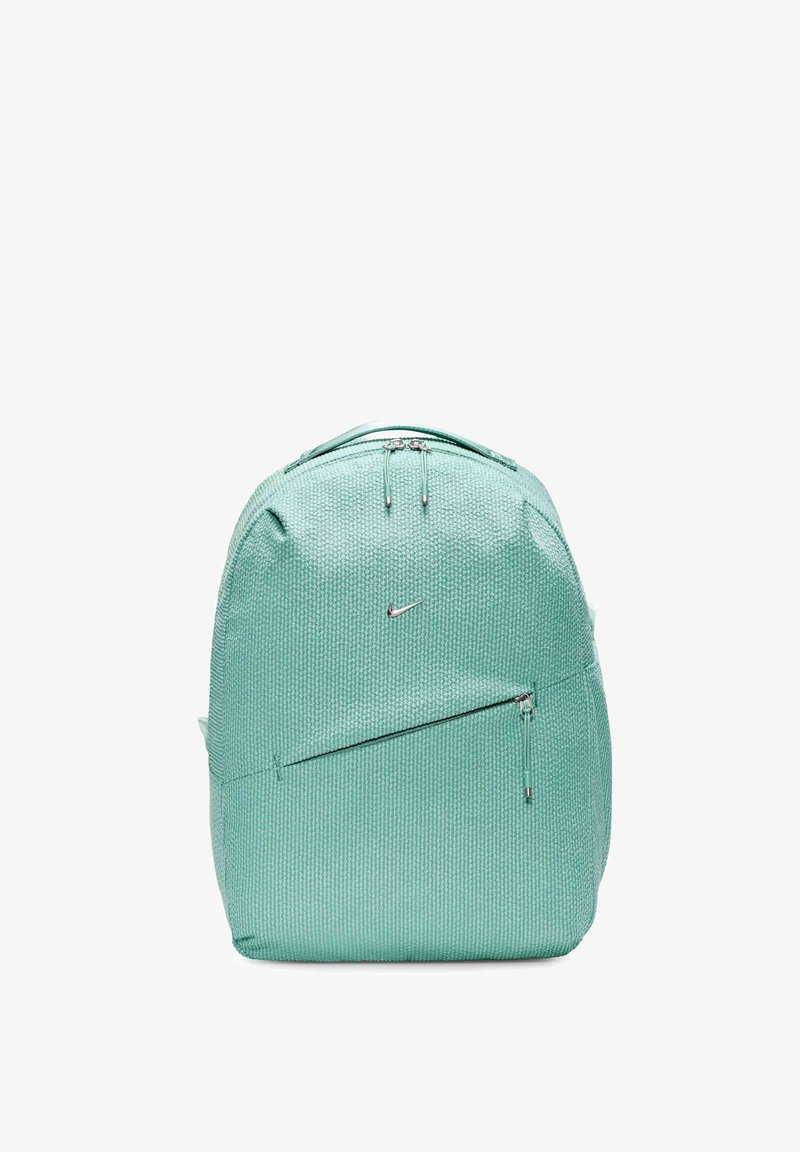 Mochila verde clara com tecido texturizado, fechos de zíper duplos, bolso frontal e um pequeno logótipo prateado na frente. Possui alças acolchoadas.