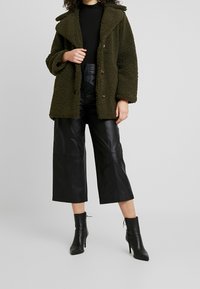 Miss Selfridge Abrigo corto - green