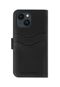 Funda de teléfono de cuero negro con dos ranuras onduladas para tarjetas, recortes precisos para las lentes de la cámara y nombre de la marca en relieve en la parte inferior.