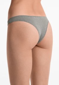 Grijze katoenen slip-ondergoed met een minimalistisch ontwerp, een gladde textuur en een low-rise snit, met een eenvoudige tailleband en geen versieringen.
