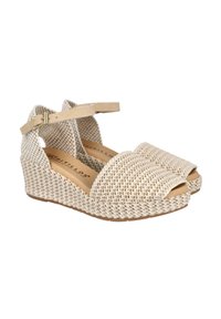 Sandalias de cuña tejidas de color beige con punta abierta, correa de tobillo ajustable y plataforma texturizada. Presentan plantillas lisas y una suela de goma.